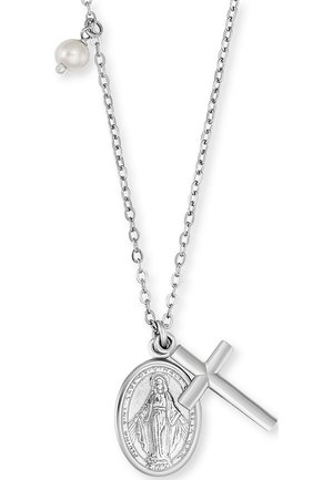 Collana in argento con una medaglia ovale che raffigura una figura e una croce, accentuata da una piccola perla. Il metallo ha una finitura lucida.