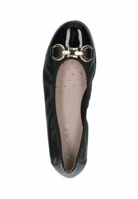 Ballerina nera in pelle con punta in vernice, dotata di accessori dorati e una superficie liscia. Sottile imbottitura sulla soletta.