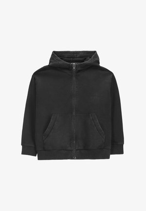 Czarna bluza dziecięca na suwak z przodu, z kieszeniami, długimi rękawami i kapturem, przedstawiona na płasko na białym tle.