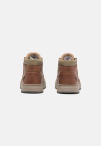 Braune Leder-Mid-Top-Schuhe mit einem hellbraunen Kragen und einer beigen Gummisohle. Sie verfügen über eine abgerundete Form und ein strukturiertes Innenfutter.