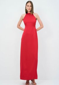 Rød halterneck maxikjole med en tætsiddende silhuet, glat tekstur og minimalistisk design. Enkel, elegant stil uden mønstre eller udsmykninger.