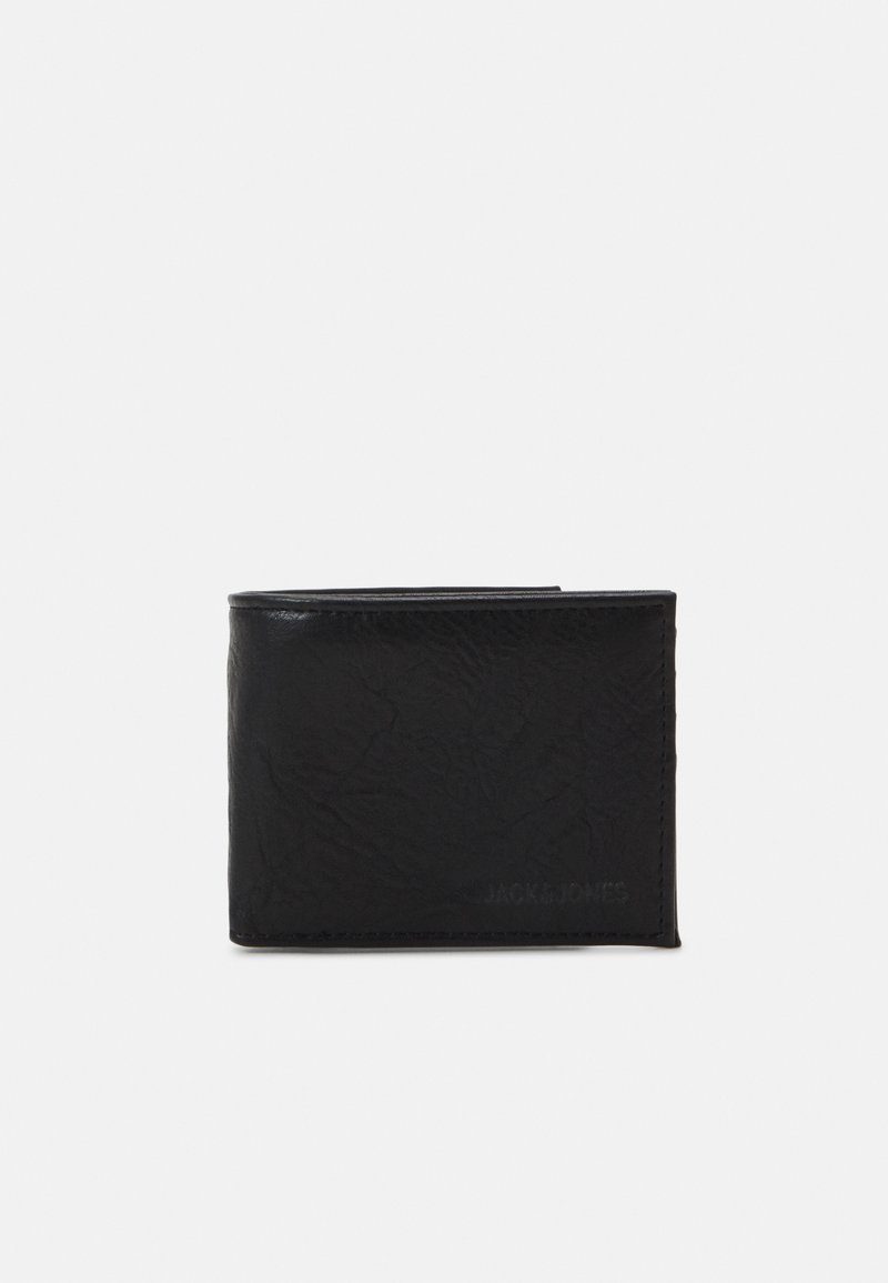 Portefeuille en cuir noir avec une finition texturée, design bi-fold, et nom de la marque embossé sur le bas à l'avant. Taille compacte et forme simple.