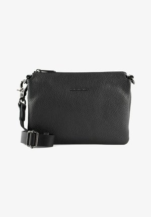 Schwarze Leder-Crossbody-Tasche mit strukturierter Oberfläche, Reißverschluss und verstellbarem Tragegurt. Mit silberfarbener Hardware und Logodetail.