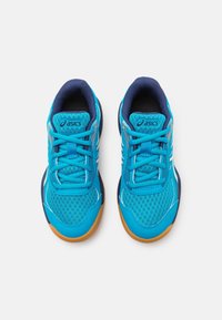 Siniset urheilukengät, joissa on verkkomateriaali päällinen, nauhakiinnitys ja kumipohja. Varustettu pehmustetulla kauluksella ja valkoisilla logo-yksityiskohdilla.