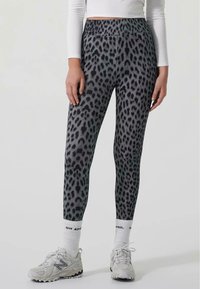 OH APRIL RITA  - Leggings - Byxor - leoprintgrey