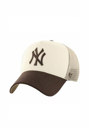 Baseballkappe mit beiger Vorderseite und Netzrücken, braunem gebogenem Schirm und dunkelbraunem, aufgesticktem "NY"-Logo auf der vorderen Platte.