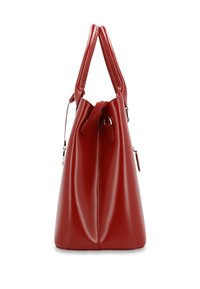 Sac à main en cuir rouge avec deux poignées, fermeture éclair latérale visible et surface lisse et brillante, debout sur un fond blanc.