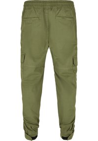 Pantalones cargo verdes oliva con bolsillos laterales, cintura elástica y puños ajustados. Hechos de una tela ligera, con una textura suave.