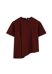 Top de manga corta en color burdeos, fabricado en algodón. Presenta un dobladillo asimétrico y una abertura en forma de lágrima en el escote. Textura suave.