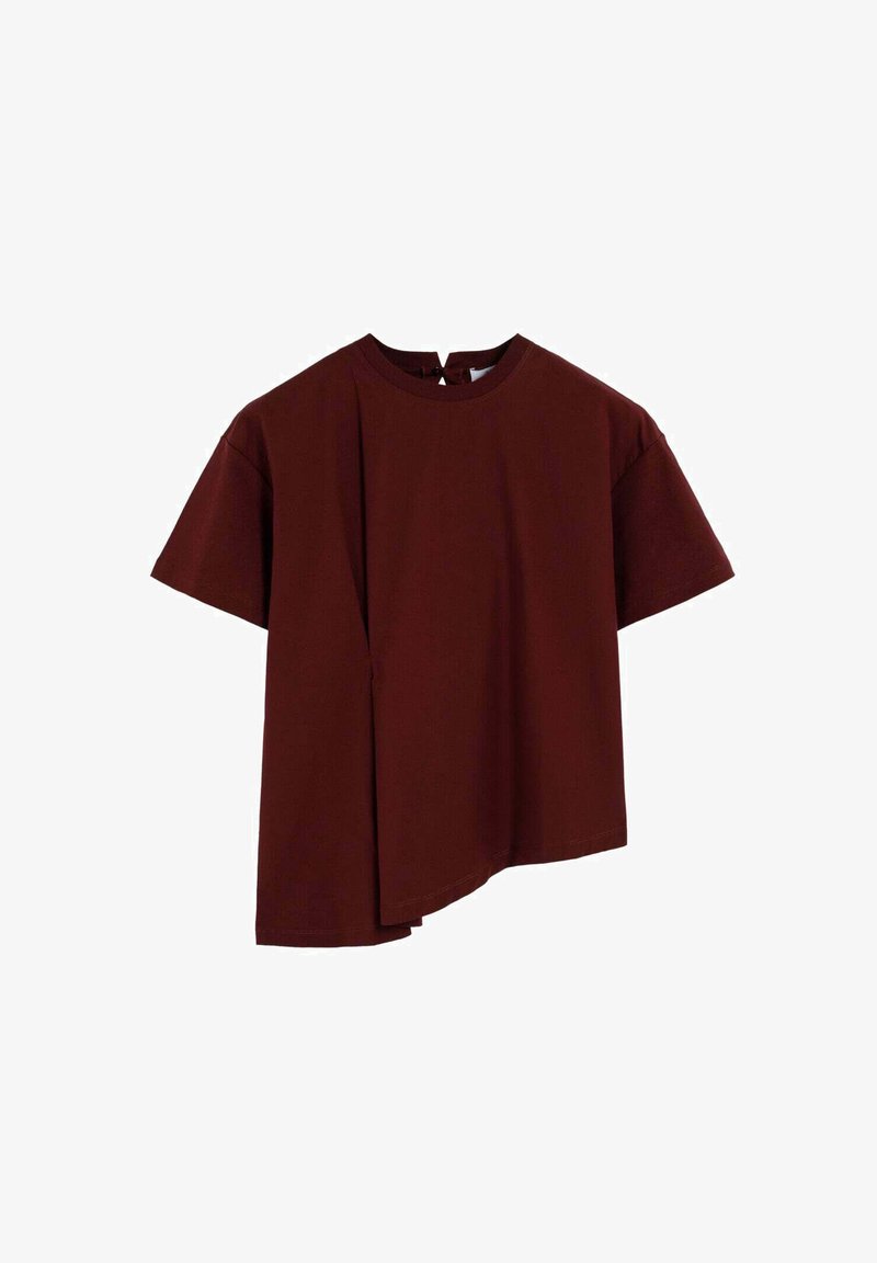 Top de manga corta en color burdeos, fabricado en algodón. Presenta un dobladillo asimétrico y una abertura en forma de lágrima en el escote. Textura suave.