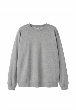 Sudadera gris de una mezcla suave de algodón, con escote redondo, mangas largas y puños y dobladillo acanalados. Textura suave.
