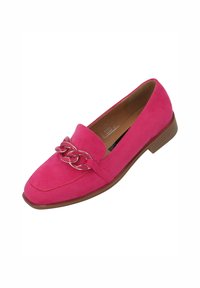 Mocasines de ante rosa con un tacón plano, con un acento de cadena de oro en la parte delantera. El zapato tiene un diseño estilizado y puntera redondeada.