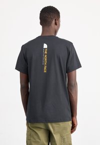 The North Face VERTICAL TEE - Print T-shirt - black
