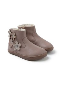Stivali alla caviglia in pelle marrone con una finitura texturizzata, caratterizzati da tre applicazioni a forma di fiore con strass. Fodera in morbido pelo e suole flessibili.