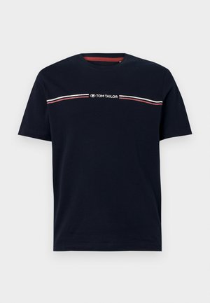 Camisa de algodão azul marinho com mangas curtas, decote redondo, apresentando um detalhe em riscas horizontais brancas e vermelhas e o logótipo "TOM TAILOR".