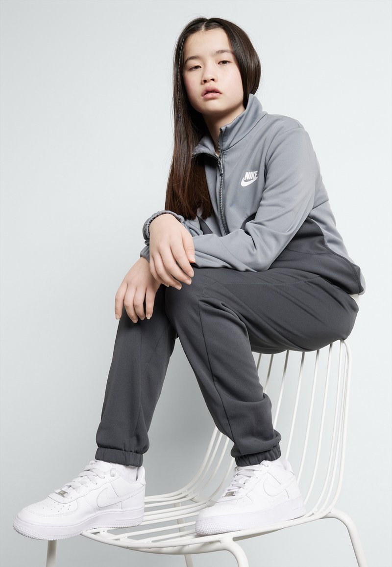 Nike Sportswear - TRACKSUIT UNISEX SET - Pantalones deportivos - smoke grey/anthracite/white, Ampliar