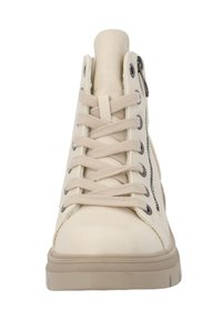 Beige hög topp sneaker i konstläder, med platta snören, metallöglor och en sidogylf för lätt åtkomst.