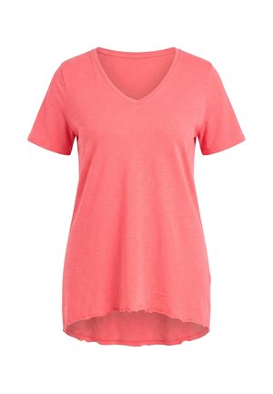 Koralowo-różowa damska koszulka z krótkim rękawem i dekoltem w serek, z lekko zaokrąglonym dołem, dłuższa z tyłu, wykonana z lekkiego materiału.