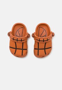 Oranžové gumové dreváky s čiernym basketbalovým vzorom a čiernymi popruhmi. Majú textúrovanú stielku a otvorený zadný dizajn pre lepšiu priedušnosť.