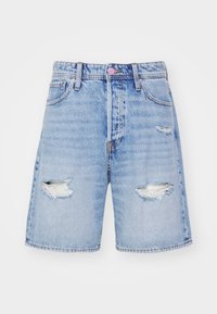 Shorts de mezclilla azul claro con desgastes en los muslos delanteros, diseño clásico de cinco bolsillos y cierre de botón rosa.