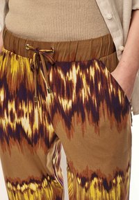 Next REGULAR FIT - Stoffhose - brown tie dye