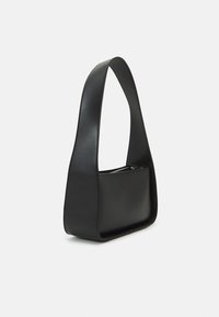 Czarna torba na ramię z ekoskóry o gładkiej fakturze, unikalnym kroju i szerokim pasku. Posiada zamek błyskawiczny i minimalistyczny design.
