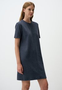 Kurzärmliges, knielanges Kleid aus dunkelgrauem Stoff. Es hat einen runden Ausschnitt und eine glatte Textur sowie ein einfaches, gerades Schnittdesign.