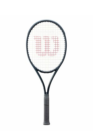 Racchetta da tennis con telaio nero, impugnatura grigia e corde bianche con logo rosso "W" al centro della superficie delle corde.