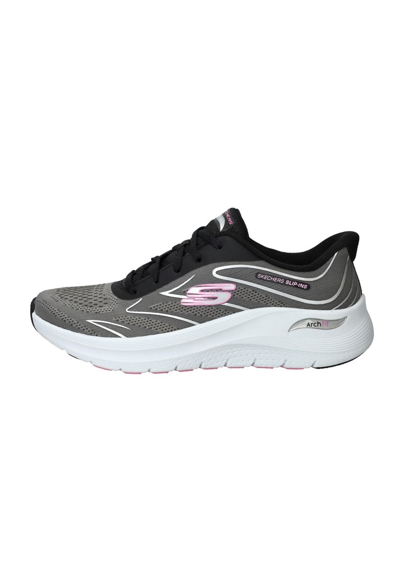 Grijze en zwarte Skechers sneaker met roze accenten, witte zool, ademend mesh bovenwerk en Arch Fit demping in de hak.