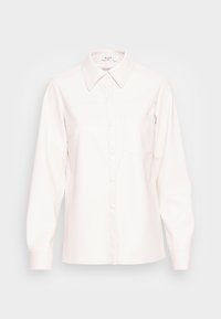 Camisa de imitação de couro branca com mangas longas, fecho de botões, gola pontuda e um bolso no peito. Textura suave e design ajustado.