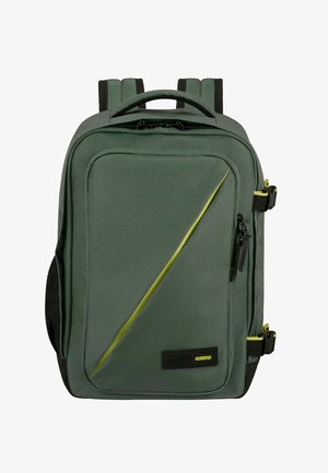 Mochila verde con un acabado texturizado, diseñada con un acento amarillo diagonal, un asa en la parte superior y correas de hombro ajustables y acolchadas.