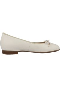 Ballerines en cuir blanc avec un bout arrondi, un talon fin marron et un nœud décoratif avec une perle en accent à l'avant. Texture lisse.