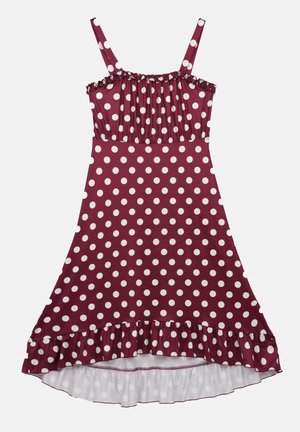 Bordeauxkjole med hvite prikker, med tynne stropper, volang overdel og en utsvingt kant med hvit volangdetalj nederst.