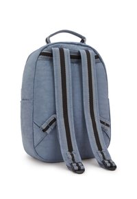 Zaino di medie dimensioni di colore blu con un tessuto strutturato, spallacci a righe bianche e nere e una maniglia superiore. Presenta tasche laterali e chiusura con zip.