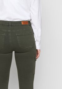 ONLY Petite Cargobyxor - dark green