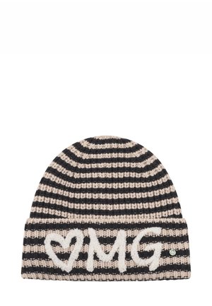 Gebreide beanie muts in zwart en beige strepen, met een fleece textuur en '♥OMG' geborduurd op de voorkant, en een klein logo accent.