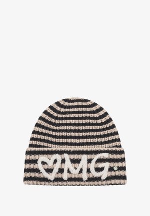 Gebreide beanie muts in zwart en beige strepen, met een fleece textuur en '♥OMG' geborduurd op de voorkant, en een klein logo accent.