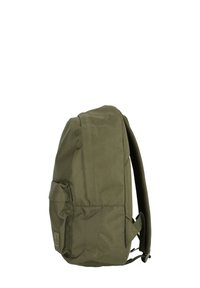 Olivgrön ryggsäck gjord av texturerat tyg, med en sidoficka, justerbara remmar och en förstärkt botten för hållbarhet.