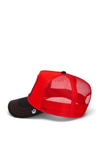 Casquette de baseball rouge et noire avec un dos en filet. Elle présente une visière incurvée, des coutures contrastantes et un patch logo sur le côté.