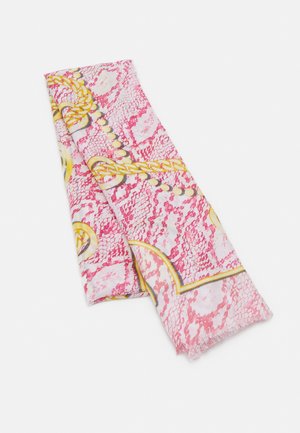Écharpe pliée avec motif peau de serpent rose, chaîne jaune et perles rondes, bords frangés sur fond blanc.