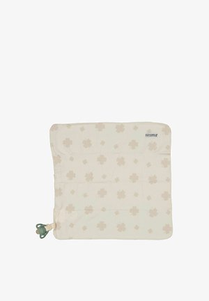 Valkoinen puuvillapeitto, jossa on vaaleanbeigejä apilakuoseja. Yksittäisenä kulmassa on tuttinauha. Pehmeä rakenne ja suorakulmainen muoto.