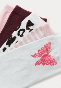 Vier Paar Socken: burgunderrot, pink, weiß mit Leopardenmuster und hellblau mit einem pinken Schmetterlingsdesign, die verschiedene Muster und Texturen zeigen.