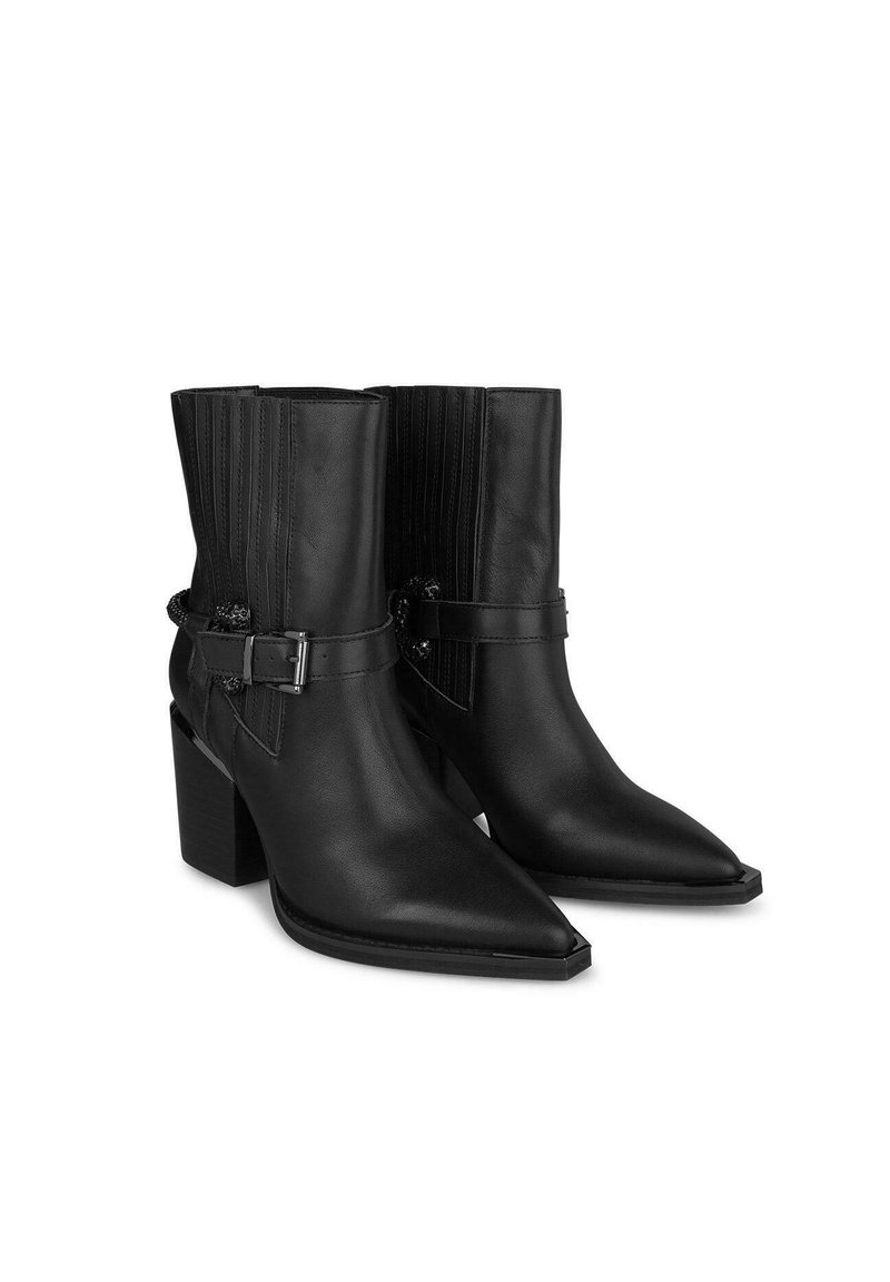 Bottines noires en cuir avec des orteils pointus, des panneaux latéraux texturés et une sangle avec une boucle en argent. Conception à talon carré.