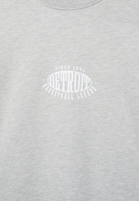 Sweatshirt gris en tissu mélangé coton. Présente un graphique imprimé blanc avec le texte "LIGUE DE BASKETBALL DE DÉTROIT" et "DEPUIS 1991."