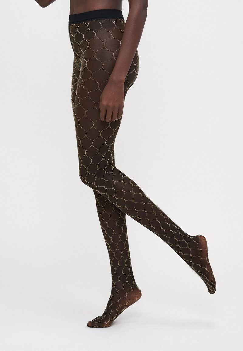 Schwarze, durchsichtige Strumpfhosen mit einem goldenen geometrischen Muster, ausgestattet mit einem breiten Bund und offener Zehenpartie. Glatte Textur und dehnbares Material.