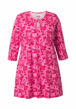 Roze bloemenjurk met driekwart mouwen, voorzien van een ronde halslijn en een sleutelgatdetail. Gemaakt van zachte stof met een levendig patroon.