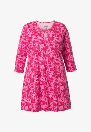 Roze bloemenjurk met driekwart mouwen, voorzien van een ronde halslijn en een sleutelgatdetail. Gemaakt van zachte stof met een levendig patroon.