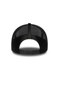 Μαύρο καπέλο με διχτυωτή πίσω όψη που διαθέτει δομημένο σχέδιο, στρογγυλεμένο κορυφαίο μέρος, ρυθμιζόμενο κούμπωμα με καρφίτσες και διακριτή υφή σε όλη την επιφάνεια.