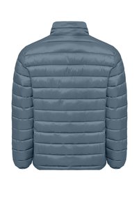 Puffjacka i ljusblått, med ett quiltat mönster och horisontell söm, hög krage och utan synliga fästen eller accenter.