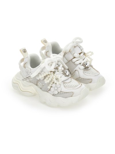 Robustní bílé tenisky z mesh a kůže, zdobené perlami, květinovými přívěsky a krystalovými ozdobami na tkaničkách.